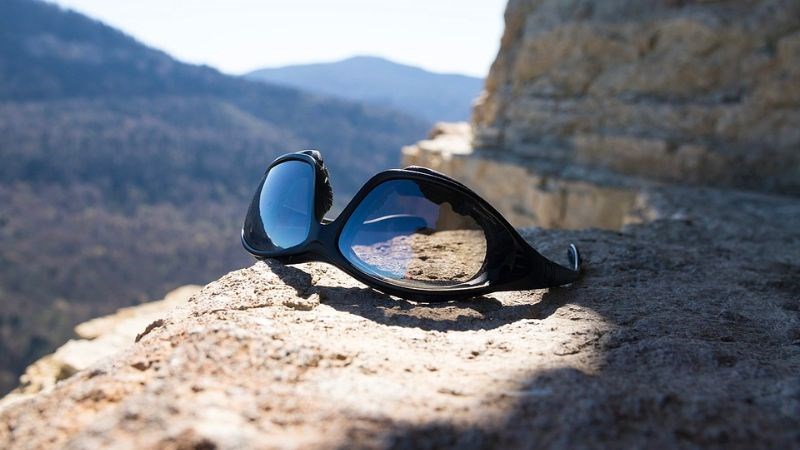 Bạn nên đeo kính râm hoặc kính bảo vệ mắt tiếp xúc với ánh nắng Bạn nên đeo kính râm hoặc kính bảo vệ mắt tiếp xúc với ánh nắng