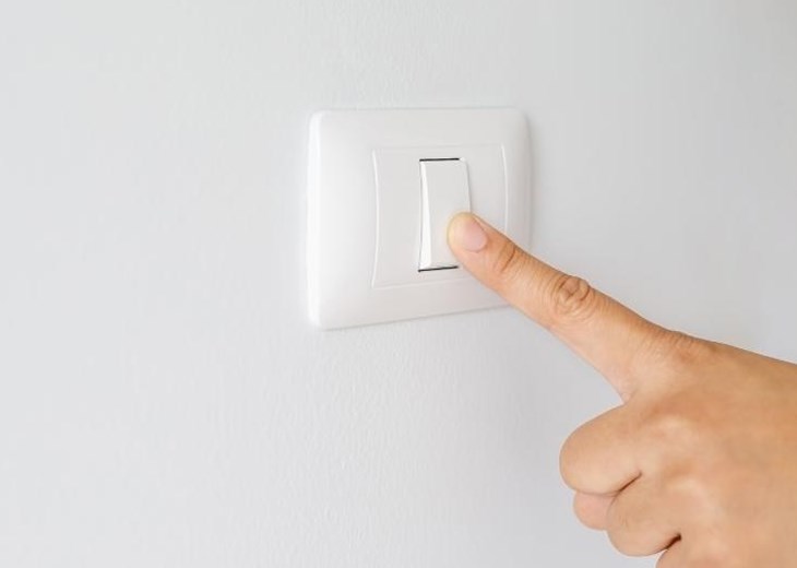 Có nhiều cách để điều khiển động cơ AC, một trong số đó là công tắc tường