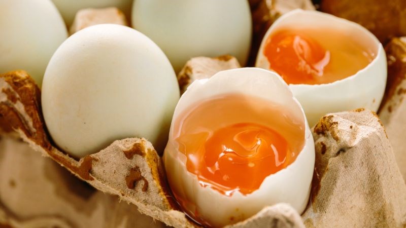 Trứng muối chứa vitamin B2 giúp ngăn ngừa ung thư