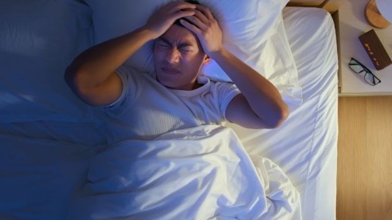 Thời kỳ khởi phát kéo dài 7 ngày với các triệu chứng như đau đầu, mất ngủ,... Thời kỳ khởi phát kéo dài 7 ngày với các triệu chứng như đau đầu, mất ngủ,...