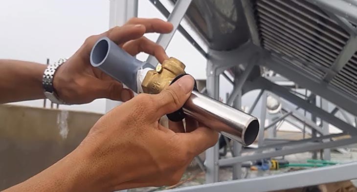 Nắp van mở ra khi có dòng nước hay chất lỏng chảy qua làm áp lực của nước đẩy lên