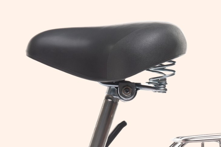 Xe đạp Thống Nhất được trang bị yên xe êm ái, mềm mại, bảo vệ tốt khung xương cho người dùng khi sử dụng xe