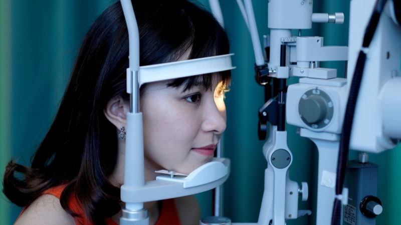 Chụp cắt lớp kết hợp quang học là phương pháp sử dụng sóng ánh sáng để chụp ảnh mặt cắt của võng mạc.