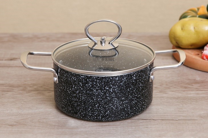 Nồi nhôm chống dính nắp kính 16 cm DMX NDE sở hữu tay cầm dạng đũa chắc chắn, nắp kính chịu nhiệt trong suốt tiện quan sát