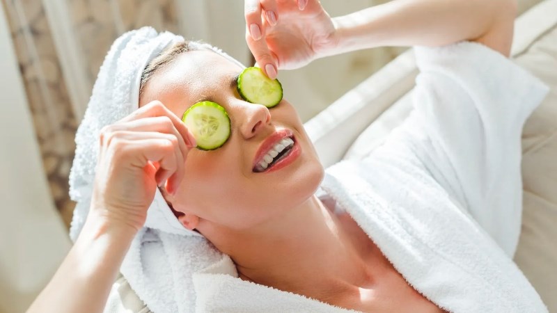 Đắp dưa chuột giúp giảm ngứa mắt Đắp dưa chuột giúp giảm ngứa mắt