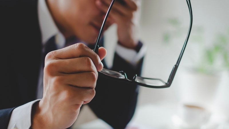 Làm việc lâu với máy tinh có thể gây mỏi mắt, ngứa mắt Làm việc lâu với máy tinh có thể gây mỏi mắt, ngứa mắt