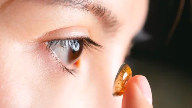 Đeo kính áp tròng thường xuyên có thể gây ngứa mắt Đeo kính áp tròng thường xuyên có thể gây ngứa mắt