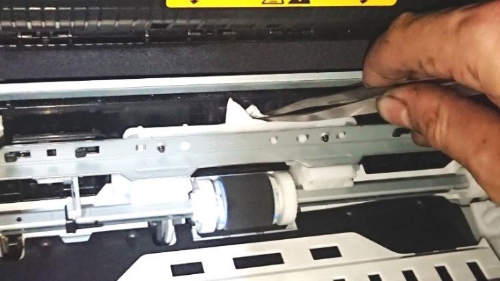 Tình trạng máy in báo kẹt giấy nhưng không có giấy bên trong