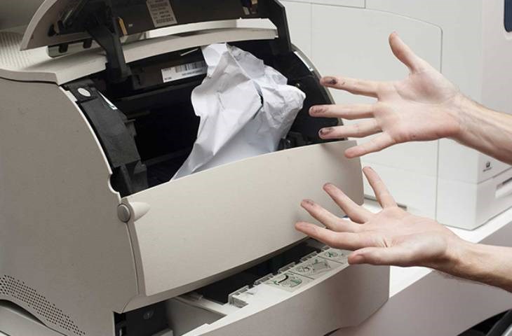 Bạn không nên cố lấy giấy ra khỏi máy in khi xảy ra lỗi