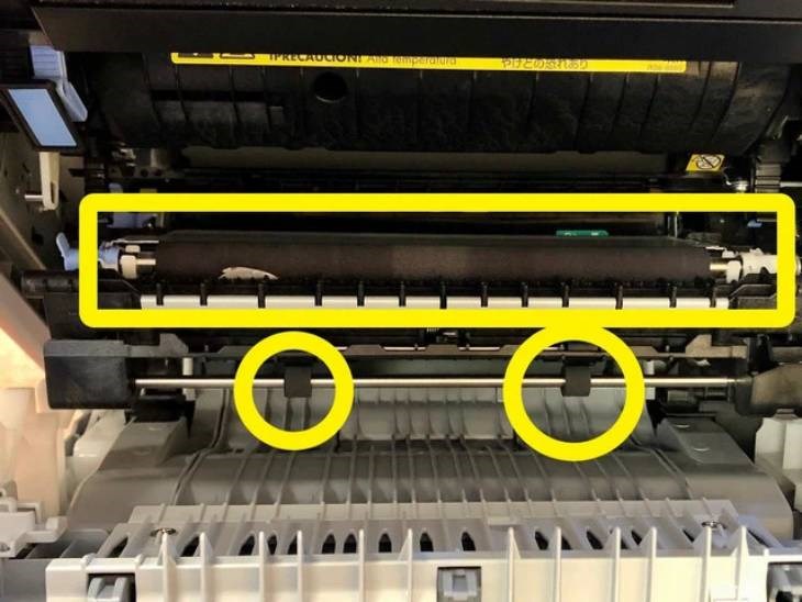 Trước khi vệ sinh con lăn nạp giấy và trục máy in bạn nên ngắt nguồn điện