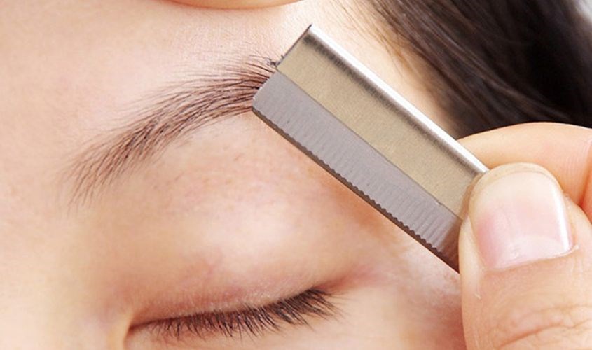 Độ sắc bén của lưỡi dao giúp bạn cạo lông mày dễ dàng