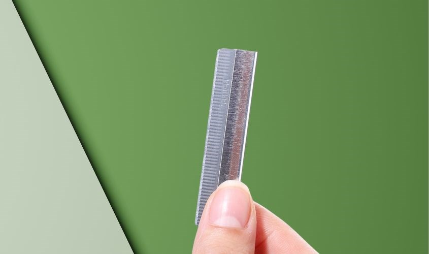 Sử dụng lưỡi dao không có đầu bảo vệ phù hợp cho người đã quen với việc cạo lông mày