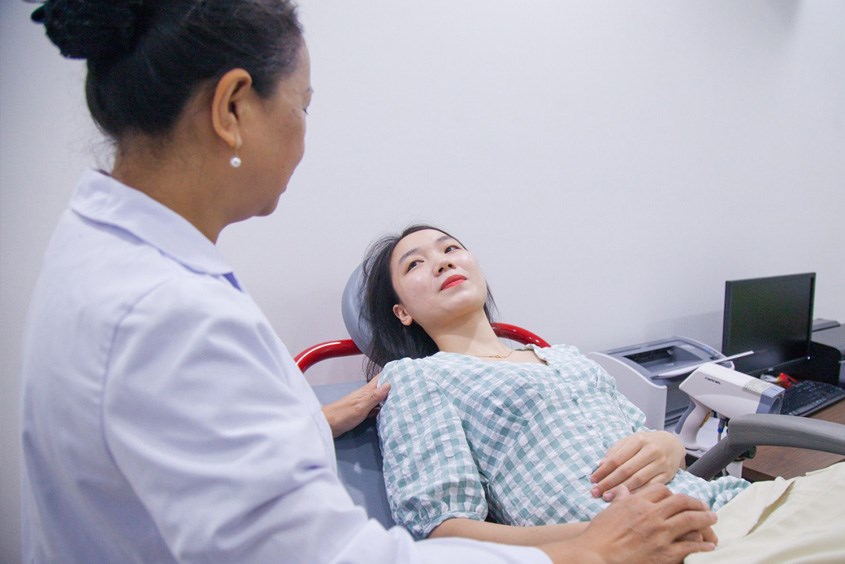 Cần khám phụ khoa ngay nếu ra dịch màu nâu kèm theo các biểu hiện bất thường khác