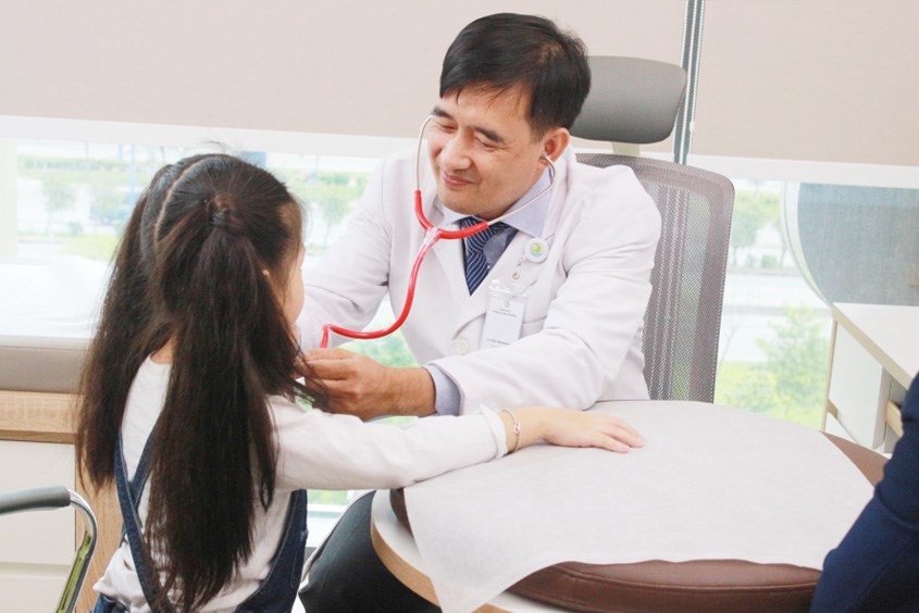 Bác sĩ có kinh nghiệm, nhiệt tình và vui vẽ giúp trẻ thoải mái hơn khi thăm khám