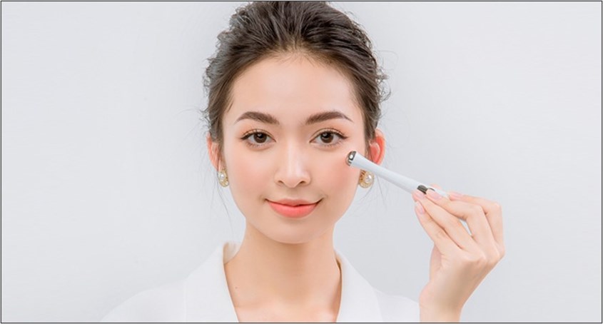 Nhẹ nhàng di chuyển máy quanh vùng mắt giúp làn da được làm sạch và thư giãn