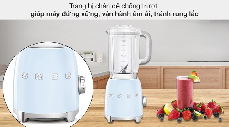 Máy xay sinh tố Smeg BLF01PBEU (535.43.638) được trang bị chân đế chống trượt, hỗ trợ máy vận hành êm ái