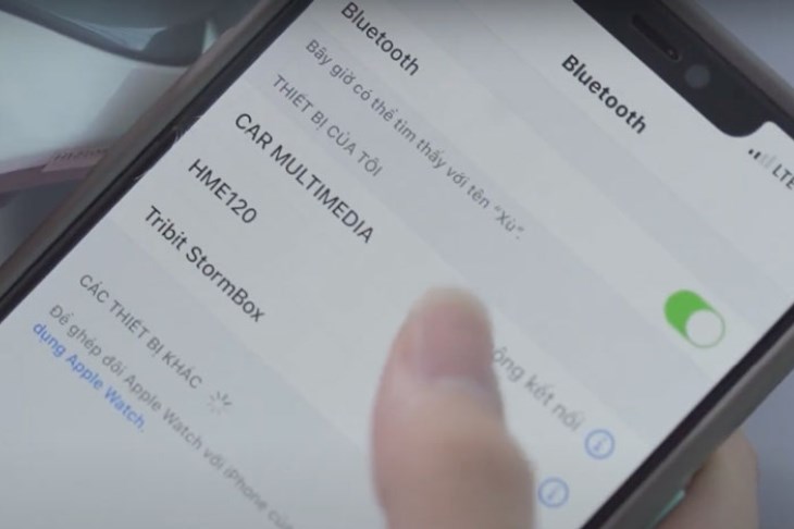 Người dùng có thể chọn nghe bài hát yêu thích trong lúc massage nhờ tính năng kết nối Bluetooth vô cùng tiện lợi