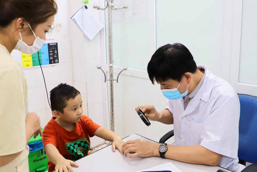 Bé mắc bệnh về da có thể đến gặp bác sĩ Vũ Hồng Thắng để thăm khám