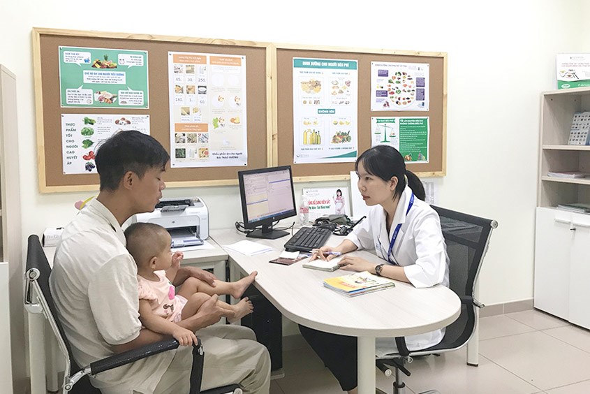 Bố mẹ được hướng dẫn cụ thể cách chăm sóc trẻ sau khi được bác sĩ Xuyến thăm khám