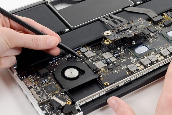 Đối với MacBook có pin tháo rời, bạn hãy thực hiện các bước như trên nhé