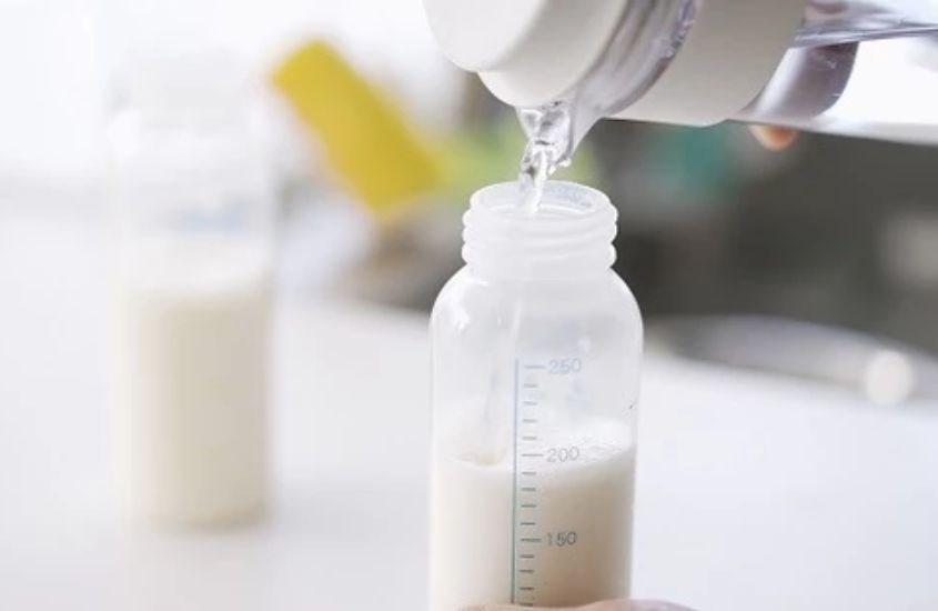 Cho khoảng 2/3 lượng nước 