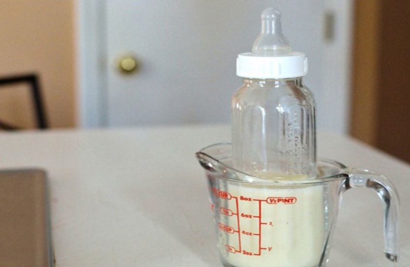 Làm nguội bình trước khi cho bé sử dụng