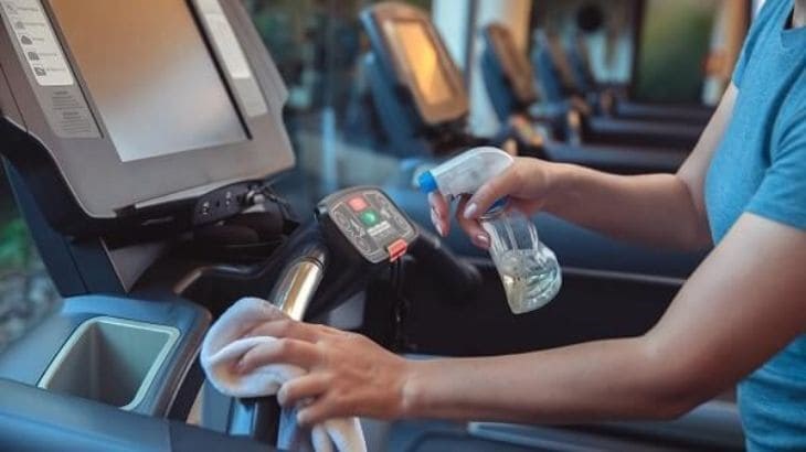 Bạn nên đặt lịch một tháng để kiểm tra và vệ sinh máy chạy bộ một lần