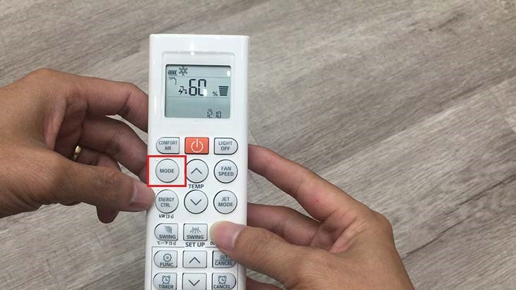 Nhấn giữ nút Mode trên điều khiển máy lạnh LG để chuyển độ F sang độ C
