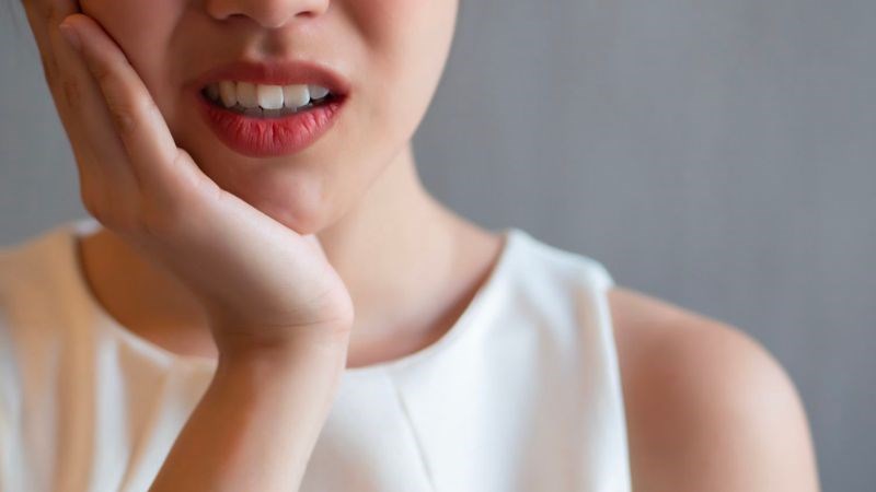 Sau khi trám răng, bản có thể bị đau nhói đột ngột và ê răng trong thời gian dài