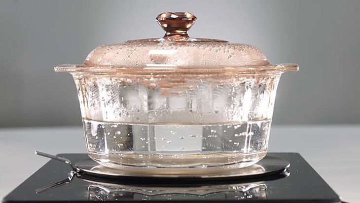 Để nồi thủy tinh có thể hấp thụ nhiệt qua bếp từ, bạn hãy dùng đĩa truyền nhiệt