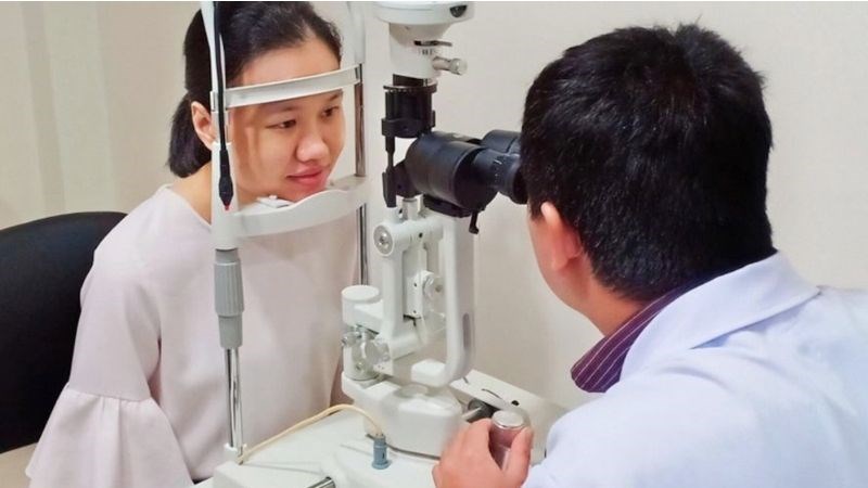 Nên đến gặp bác sĩ nếu xuất hiện các triệu chứng sụp mí