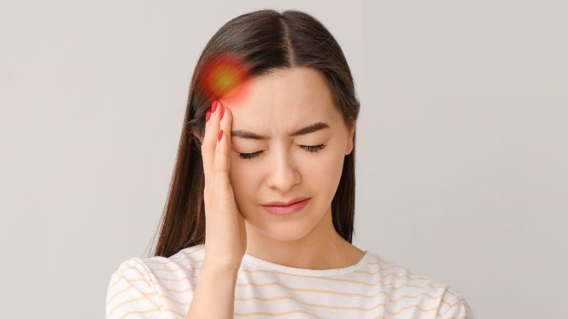Tình trạng đau nửa đầu Migraine có thể khiến mí mắt bị sụp xuống