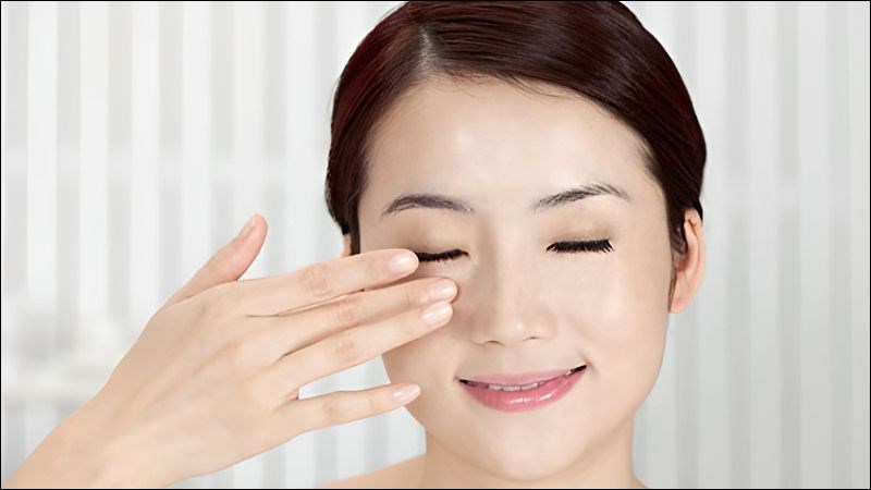 Các bài tập massage giúp tăng cường lưu thông khí huyết, hạn chế sụp mí