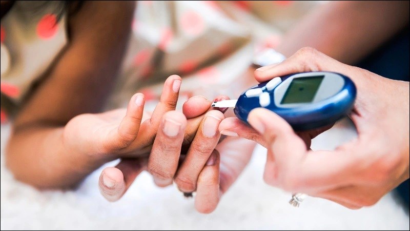 Đái tháo đường có thể làm hỏng mạch máu và dây thần kinh gây sụp mí mắt