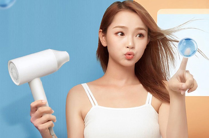 Máy sấy tóc 1800W Showsee A1-W có công suất hoạt động 1800W, giúp bạn hong khô tóc nhanh chóng
