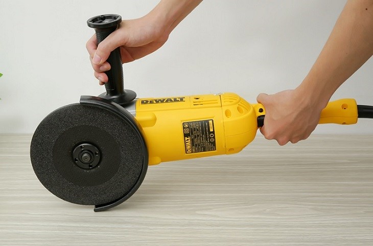 Máy mài góc lớn Dewalt D28413-B1 2200W trang bị tay cầm phụ và vành chắn tia lửa thuận tiện cho việc sử dụng