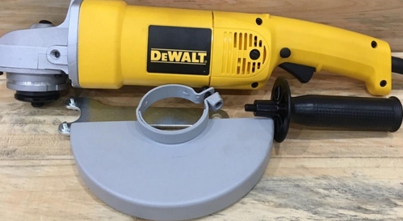 Máy mài góc lớn Dewalt DW840-B1 1800W có giá khoảng hơn 2.4 triệu đồng cho công suất hoạt động mạnh mẽ, sử dụng trên được nhiều vật liệu