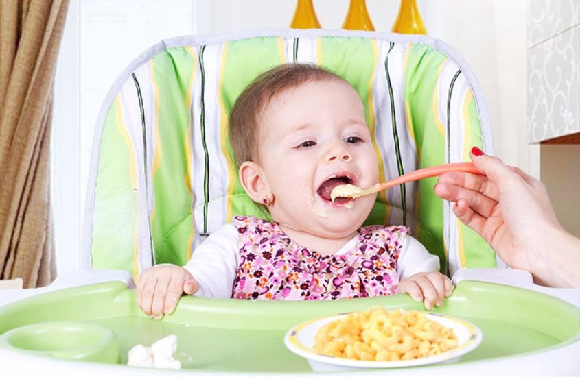 Đối với bé chưa ăn thô tốt, mẹ có thể khuấy với cháo