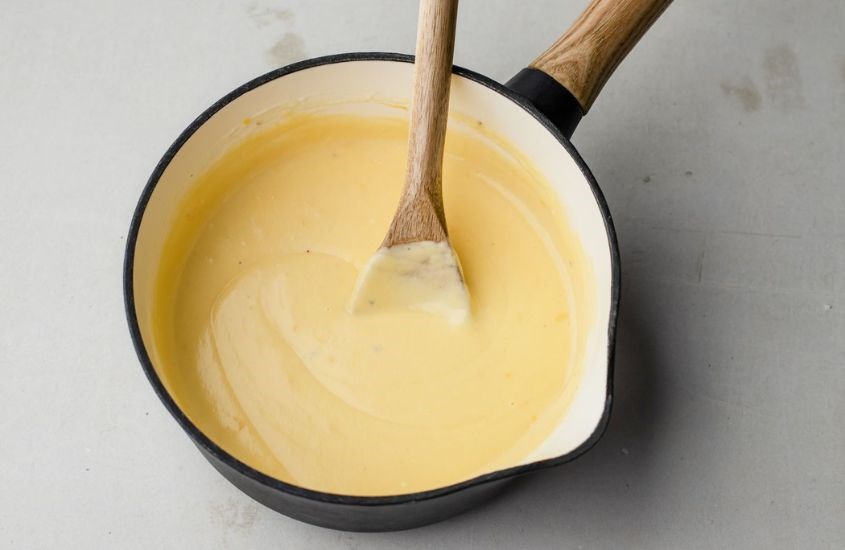 Khi chế biến phô mai tách muối, mẹ để món ăn chín, tắt bếp và để nguội