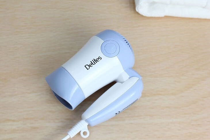 Máy sấy tóc 1000W Delites MST01 EMC BL sở hữu kiểu dáng nhỏ gọn, dễ cầm nắm 