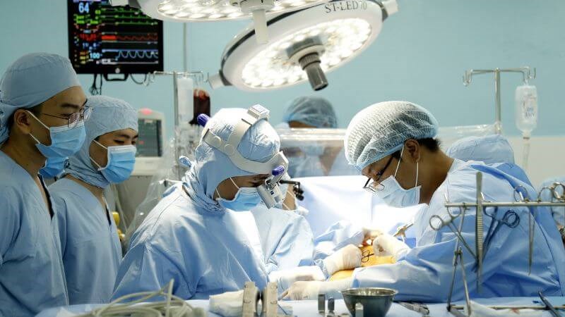 Phẫu thuật thường được chỉ định với những trường hợp viêm cơ tim nặng