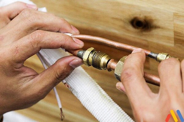 Khóa gas đường ống nhỏ trước rồi tiếp tục khóa đường ống lớn