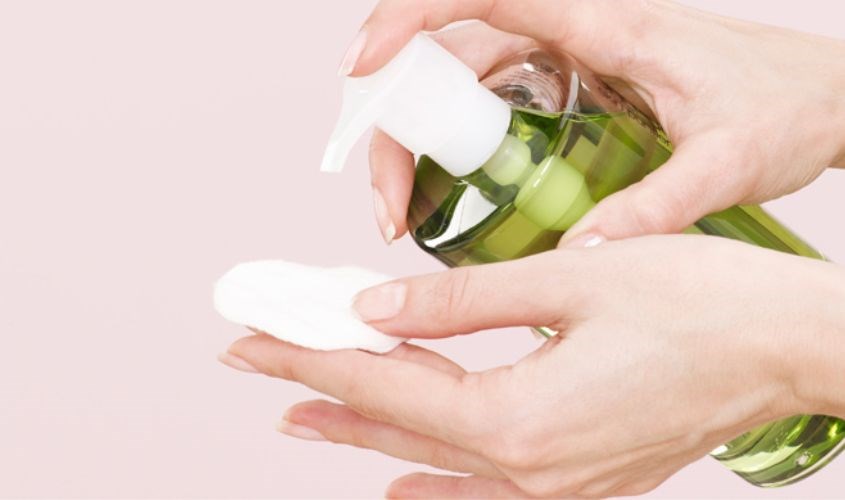 Dùng dầu tẩy trang Dùng dầu tẩy trang