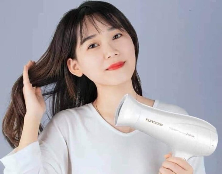 Máy sấy tóc Flyco có khả năng cân bằng nhiệt độ để giúp bảo vệ mái tóc tối ưu nhưng vẫn hong khô nhanh chóng