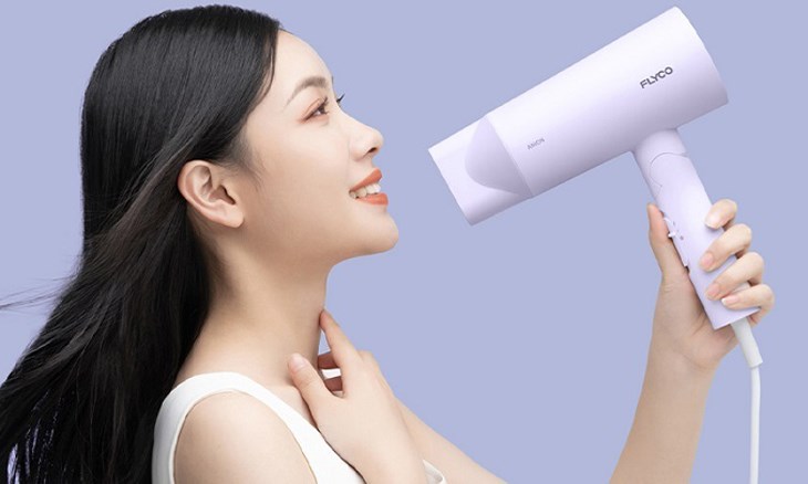 Bạn có thể tùy chỉnh 3 - mức nhiệt trên máy sấy tóc 1800W Flyco FH6277VN sao cho phù hợp với tình trạng tóc của bản thân