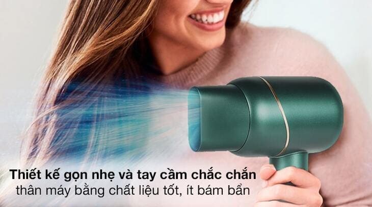 Máy sấy tóc 1500W K.SKIN KD318 có thân máy gọn nhẹ và tay cầm chắc chắn giúp bạn sấy tóc trong thời gian dài mà không lo mỏi tay