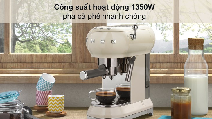 Máy pha cà phê Smeg ECF01CREU (535.43.655) giúp pha cà phê thêm nhanh với công suất 1350W, có giá 17.990.000 VNĐ (giá cập nhật ngày 16/04/2023, có thể thay đổi theo thời gian)