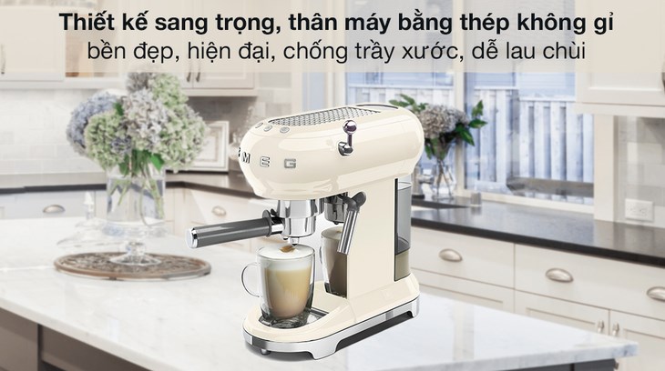 Máy pha cà phê Smeg ECF01CREU (535.43.655) có kiểu dáng sang trọng, mang đậm phong cách châu Âu