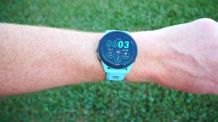 Hệ thống nút bấm của Garmin Forerunner 265 dễ dàng hỗ trợ người dùng