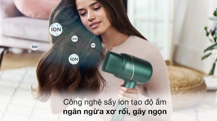 Máy sấy tóc 1500W K.SKIN KD318 sở hữu công nghệ sấy ion tạo độ ẩm và ngăn ngừa tình trạng xơ rối, gãy ngọn